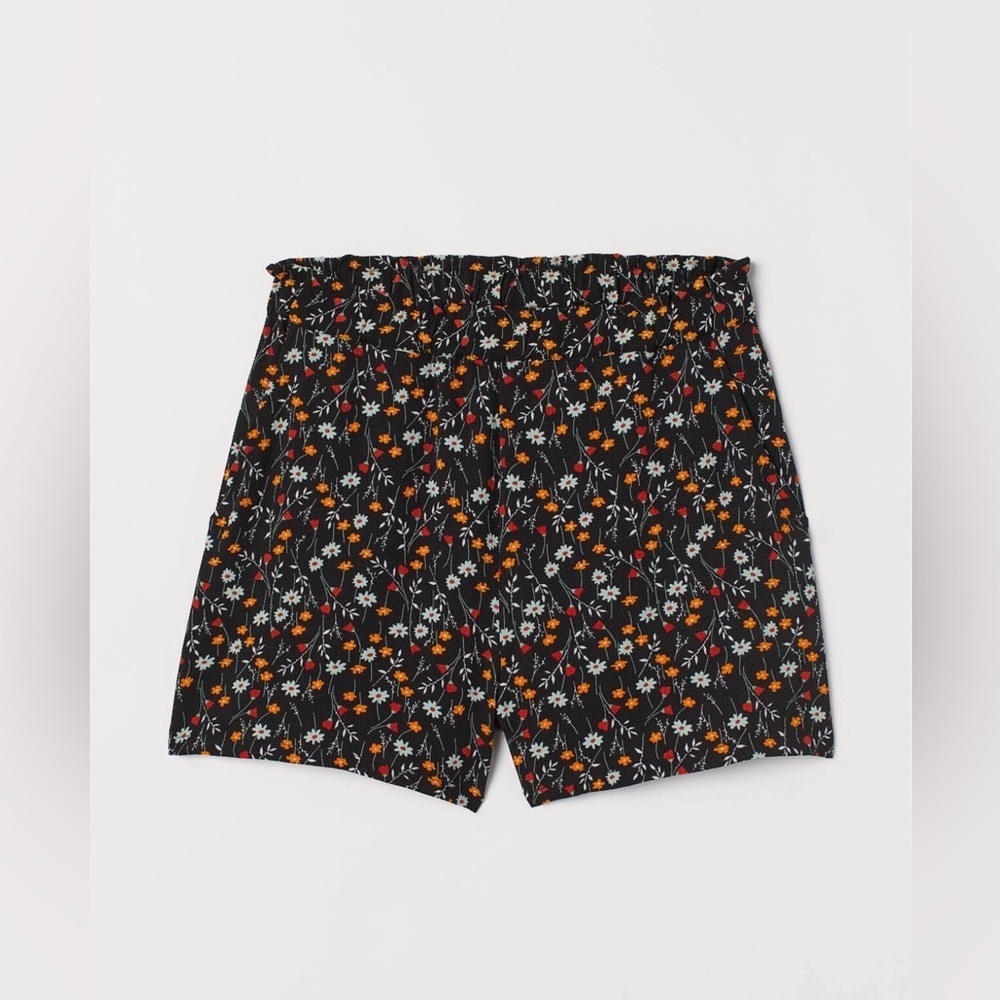 H&M Women’s Black Floral Shorts - Stretchy Waistband - Two Front Pockets Size: 6
